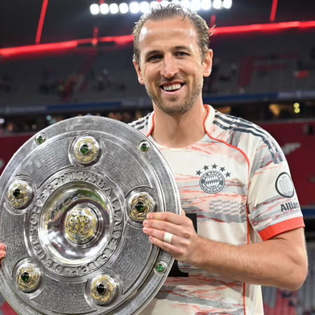 Mehr als elf Kilo schwer: Die Meisterschale ist erneut gewachsen