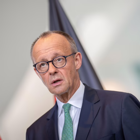 Merz macht sich für 50+1 stark: „Ich bleibe ein Befürworter dieser Regel“
