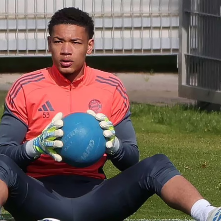 Schwere Verletzung beim Aufwärmen: Bayern-Keeper Prescott fällt lange aus