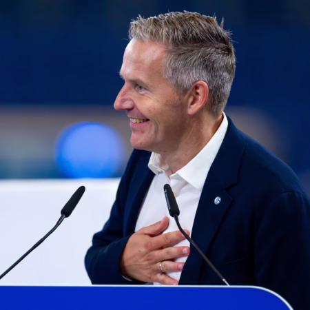 Mitgliederversammlung: Schalke-Boss Hefer im Amt bestätigt