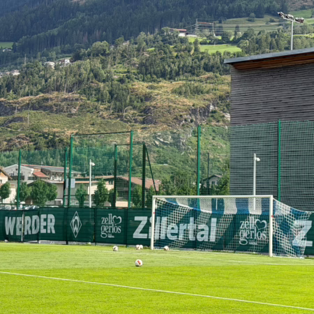 Blau-weiße Vereinsfarben: Werder wechselt die Tornetze im Zillertal